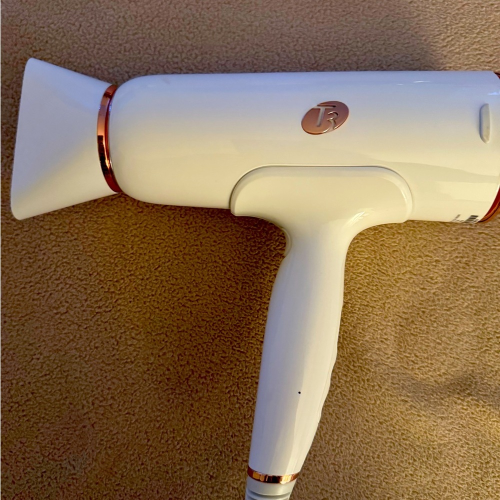 T3 Hairdryer with nozzel attachment